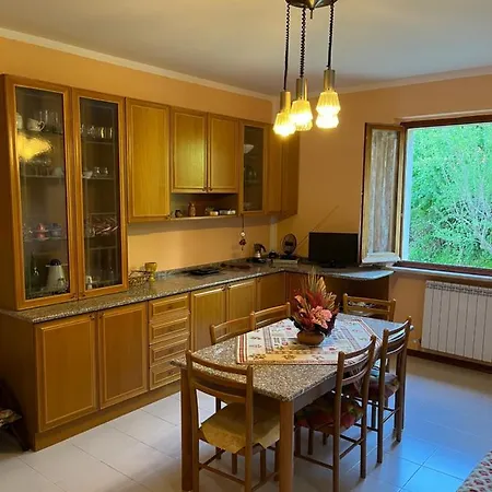 Casa Singola Immersa Nel Verde Pergola